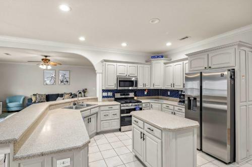 Spacious Rogers Home With Yard Family Friendly