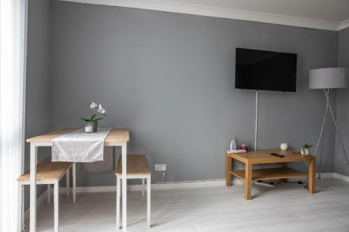 Impeccable 2-bed Home Close To City Centre!!