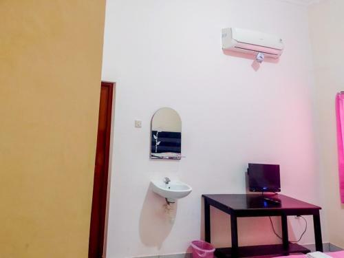 Reddoorz @ Makarios Hotel Poso