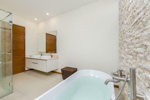 Villa Batam Laem Ka Style By Tropiclook