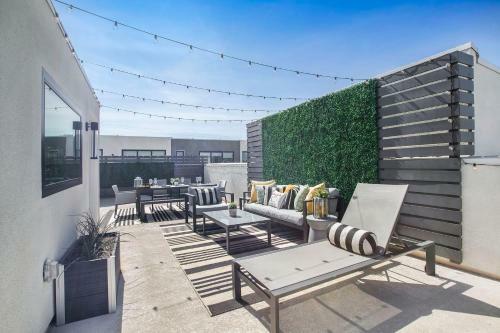 La Harbor View Home With Private Rooftop Deck