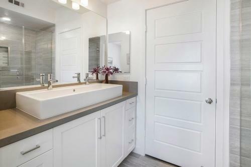 La Harbor View Home With Private Rooftop Deck