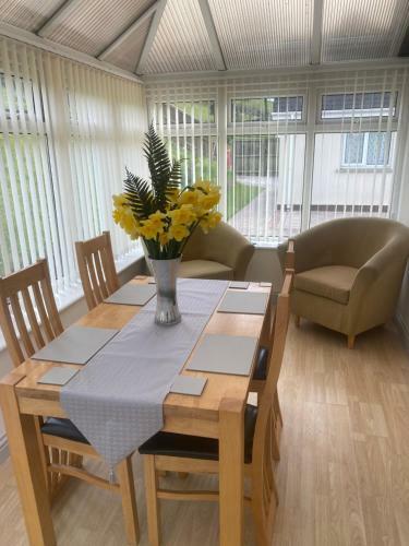 Beautiful 2 Bed Bungalow In Laugharne Situated