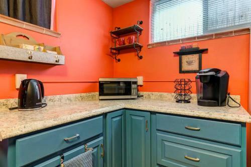 Charming Garden Level Suite With Private Entrance