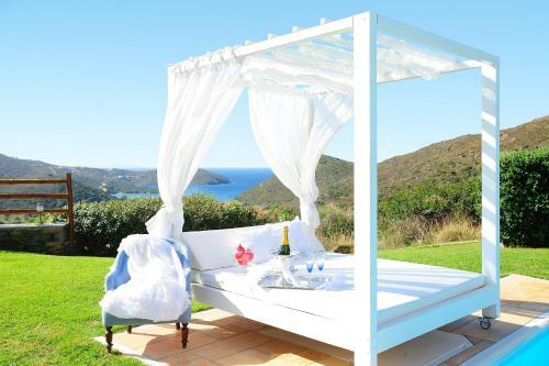 Andros: Luxurious Villa With Private Swimming Pool