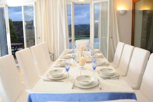 Andros: Luxurious Villa With Private Swimming Pool