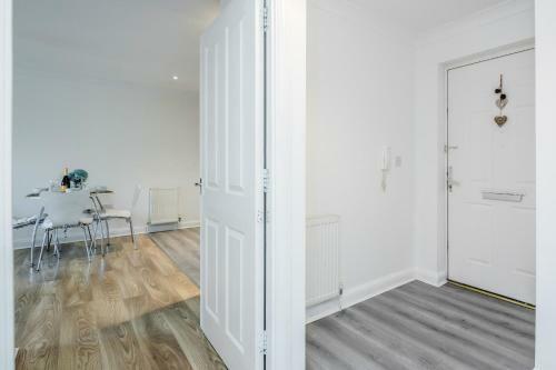 Bright And Cozy 2-bed Apartment In Dagenham