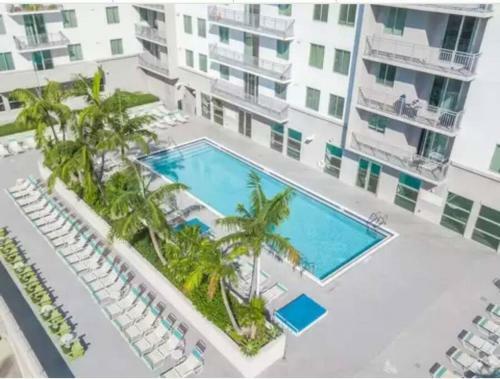 Lovely 2 Bedroom Apartment With Pool
