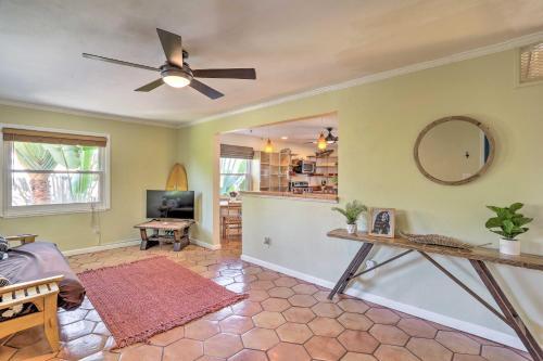 Bright St Petersburg Bungalow About 3 Mi To Beach