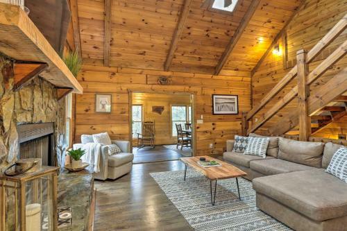 Chic Cherry Goose Lodge With Hot Tub And Deck!