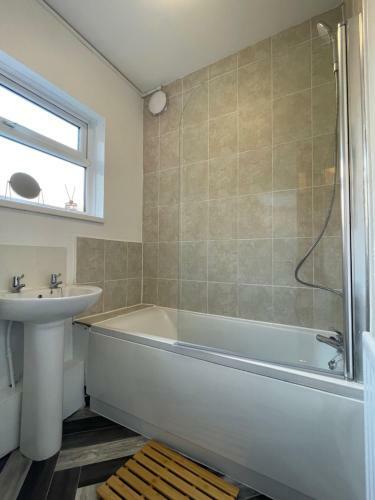 Lovely 2-bed Downstairs Apartment