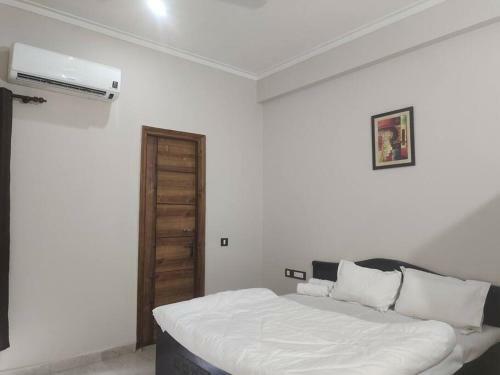Shaw Estate , Homestay In Noida , Noida Expressway