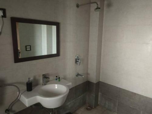 Shaw Estate , Homestay In Noida , Noida Expressway