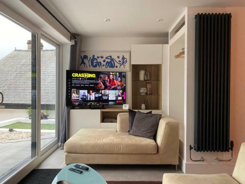 Adorable 1-bedroom Holiday Home With Free Parking