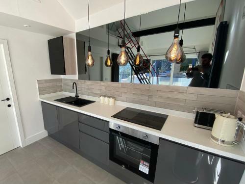 Adorable 1-bedroom Holiday Home With Free Parking