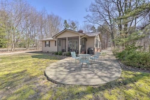 Endearing Cottage With Fire Pit And Private Beach