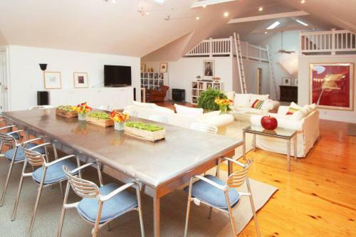 Modern Barn Loft In North Fork Vineyards In Backyard Farm