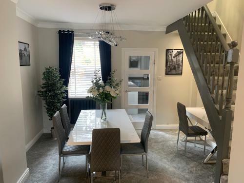 Luxury House, Central Stamford With Parking