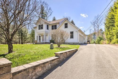 Waterfront Poconos Getaway Game Room And Deck!