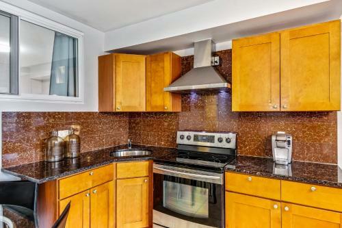 Retreat In A Stylish 2b Apartment