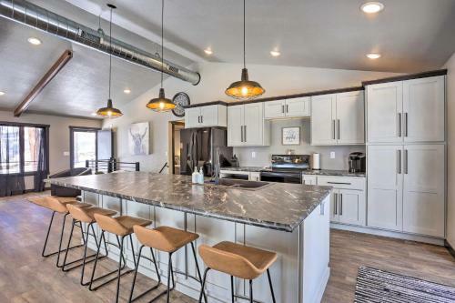 Modern South Dakota Cabin With Private Hot Tub!
