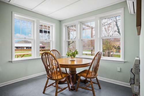 Charming 4 Bedroom Farmhouse With Large Backyard For Entertaining