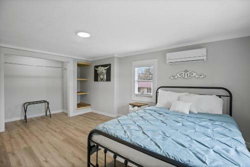 Charming 4 Bedroom Farmhouse With Large Backyard For Entertaining