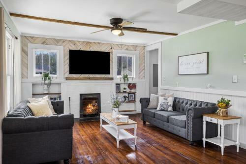 Charming 4 Bedroom Farmhouse With Large Backyard For Entertaining