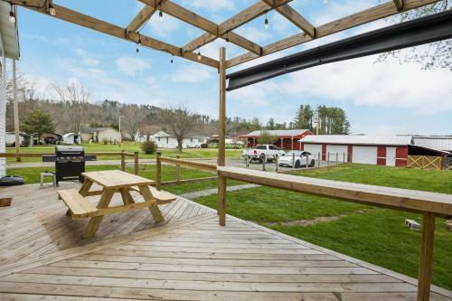 Charming 4 Bedroom Farmhouse With Large Backyard For Entertaining