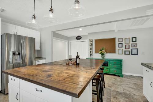 Wow! Haus With Hot Tub, Fire Pit And Games Galore!