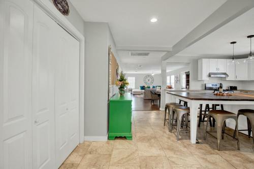 Wow! Haus With Hot Tub, Fire Pit And Games Galore!