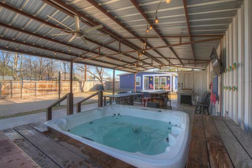 Wow! Haus With Hot Tub, Fire Pit And Games Galore!
