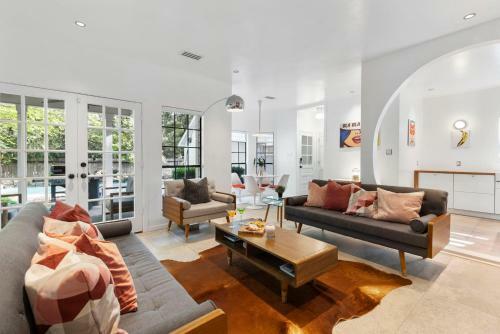 Unique Mid Century Modern In The Woodlands