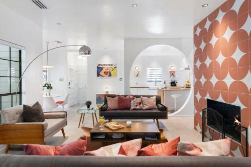 Unique Mid Century Modern In The Woodlands