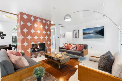 Unique Mid Century Modern In The Woodlands