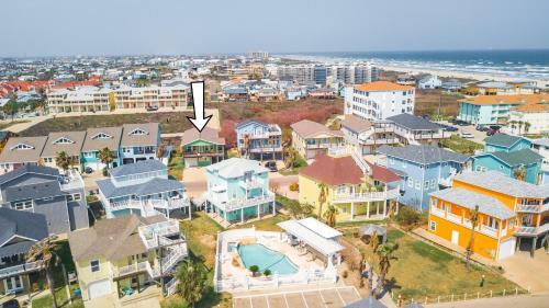 Jones N By The Beach - Golf Cart Included!