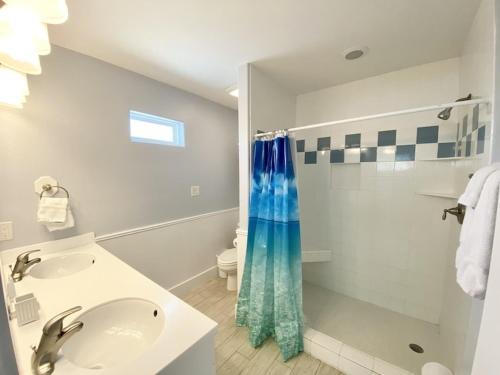 Dive On In And Enjoy Life At The Diving Dolphin! Home