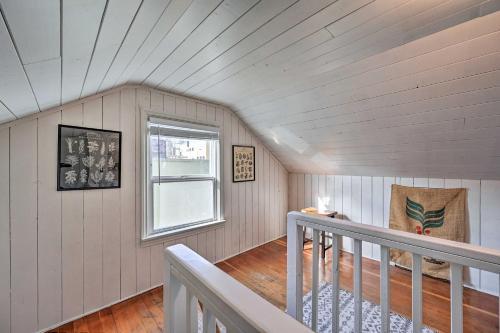 Contemporary Seattle Home Less Than 2 Mi To Beach!