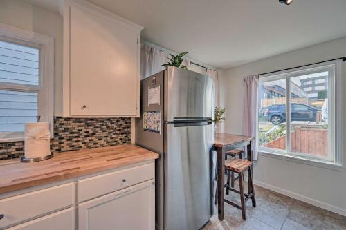 Contemporary Seattle Home Less Than 2 Mi To Beach!