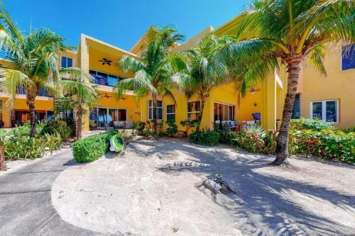 Hotel Coral Sand 10, West Bay Beach