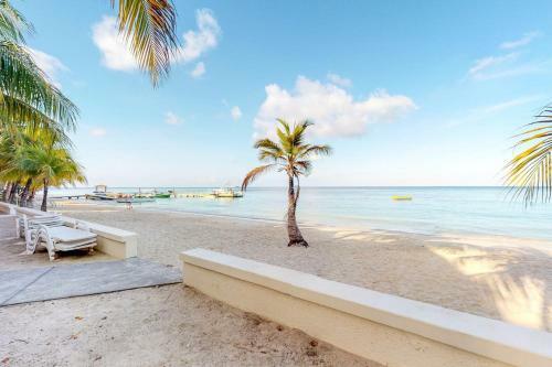 Hotel Coral Sand 10, West Bay Beach
