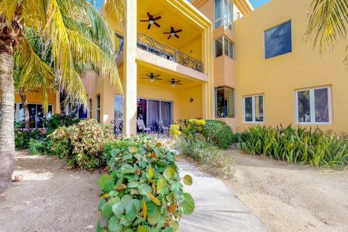Hotel Coral Sand 10, West Bay Beach
