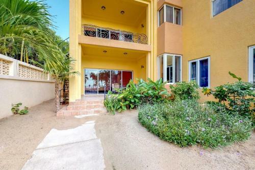 Hotel Coral Sand 10, West Bay Beach