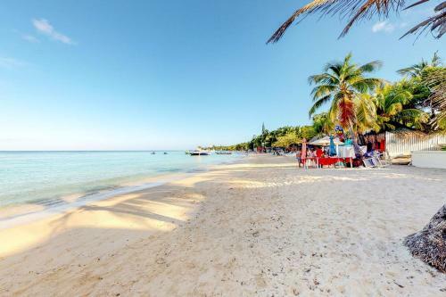 Hotel Coral Sand 10, West Bay Beach