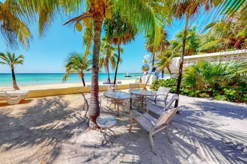 Hotel Coral Sand 10, West Bay Beach