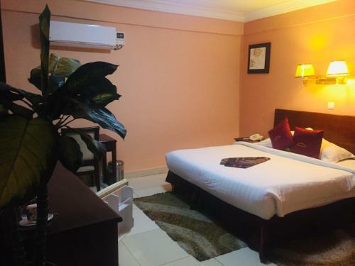 Akroma Plaza Hotel