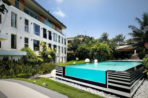 Red Mango Hotel And Apartments