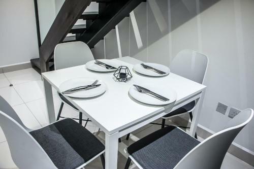 Embassy Gardens By Woodbury Luxury Apartments