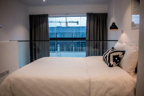 Embassy Gardens By Woodbury Luxury Apartments
