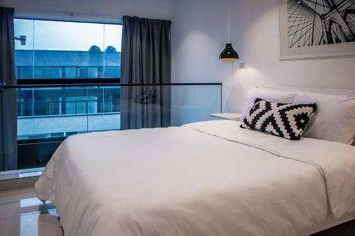 Embassy Gardens By Woodbury Luxury Apartments
